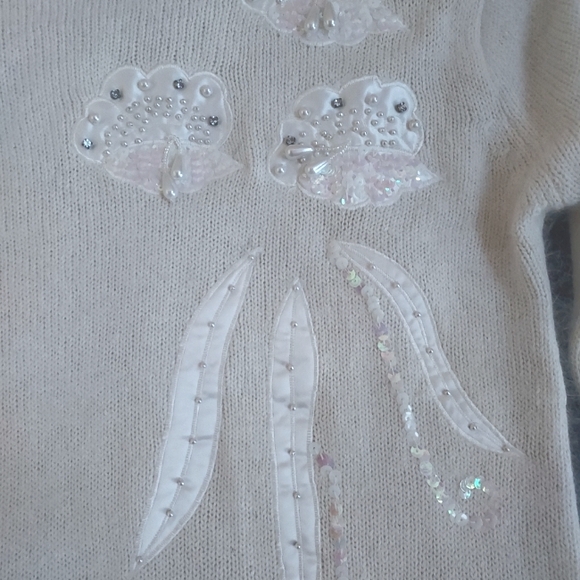 Vintage Ladies Shapely Knits Ivory Beaded Applique Angora/Silk Blend Sweater Med - Picture 2 of 10
